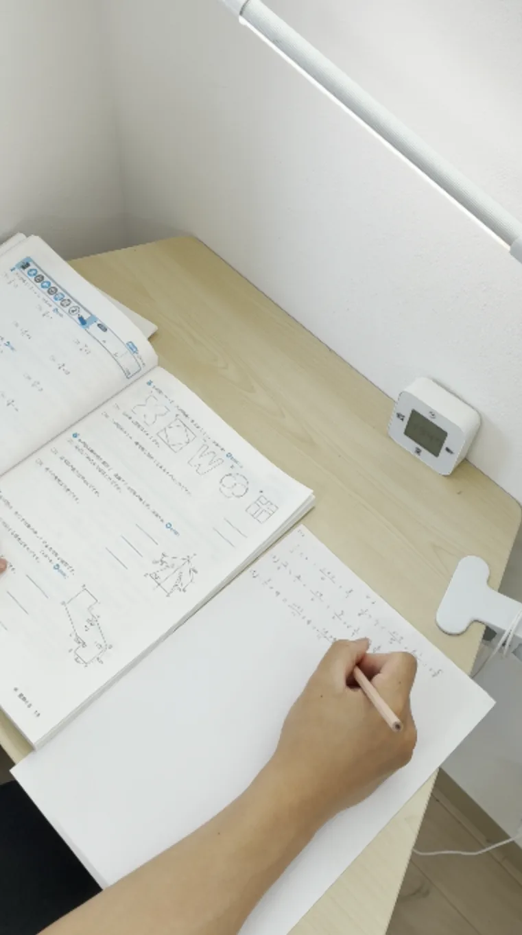 教材を使って学習している様子